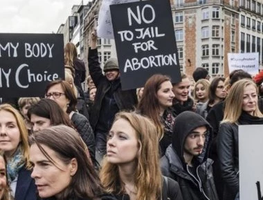 Πολωνία: Διαδηλώνουν οι γυναίκες υπέρ του δικαιώματος στην άμβλωση